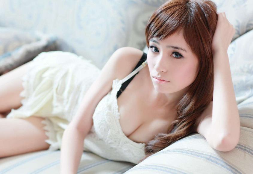 在她打电话一撞一顶律动 扣着她的腰凶猛的撞入