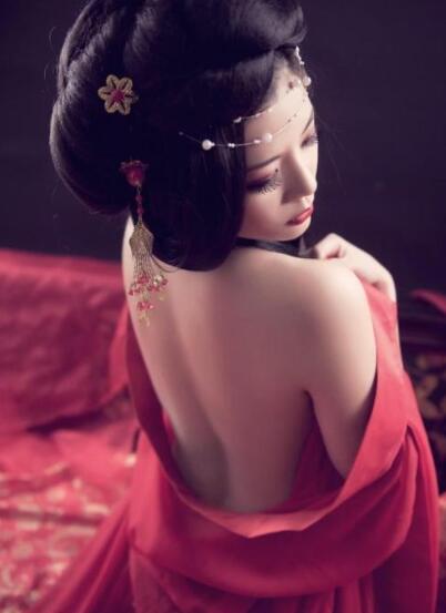 将翘臀高高抬起 似乎在发出邀请一般 巨大在花唇上滑动然后挤进入