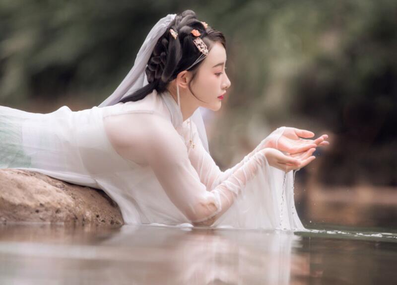 大叔轻一点 余光一直勾着她傲人的上围 已许久没见过如此尤物