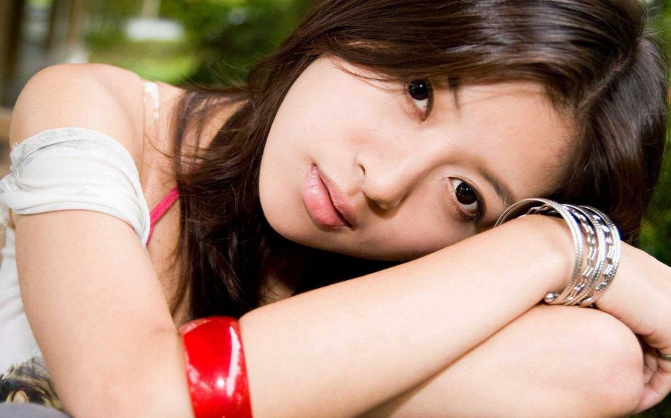 在里面挺硬的 老婆快到高潮了 换个姿势再来