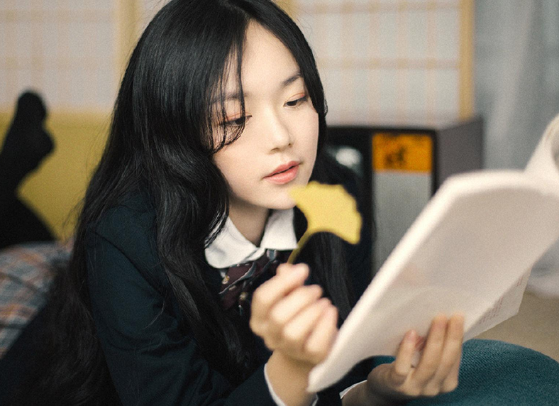 男朋友抱着我在电影院 被男朋友每天要