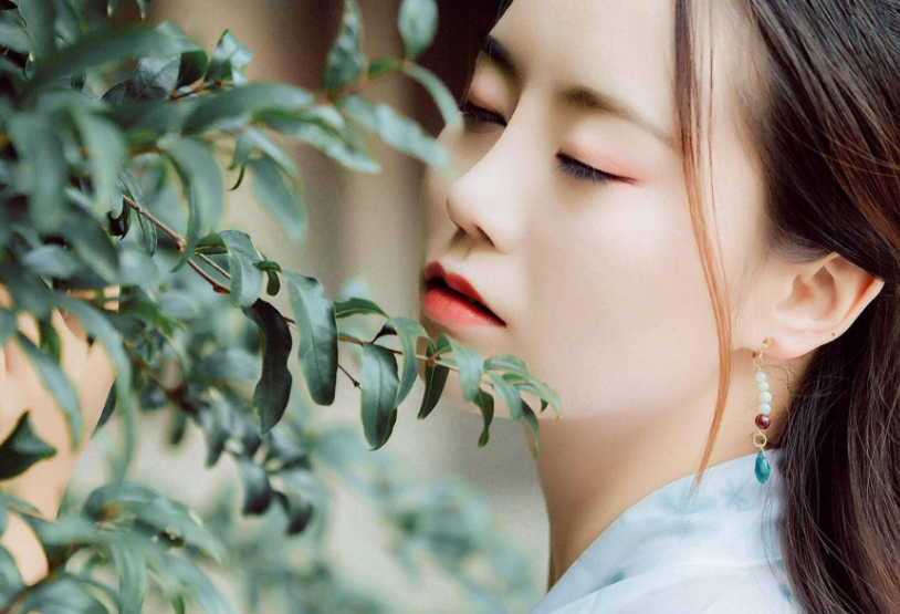 往上一挺舒服吗宝贝 呃 快点舔一舔那个豆豆		