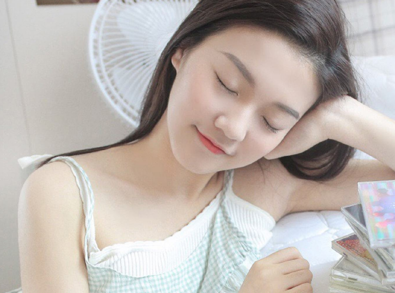 美女老师在办公室给学生喂奶 老师喂我乳.我脱她胸罩