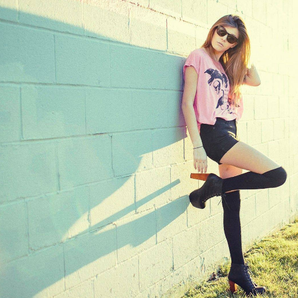 同桌手在我的裤子里 来回乱摸 老师在我后面