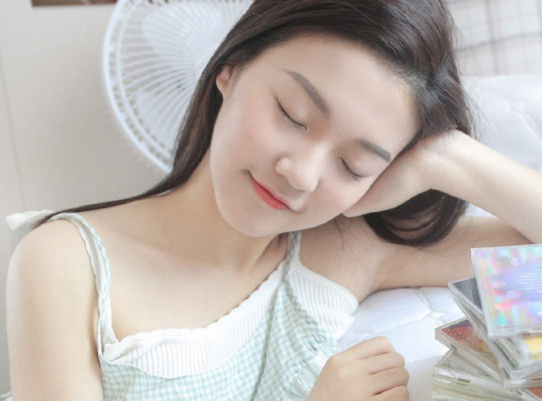 老师脱了裙子坐了上去 在办公室吃我乳