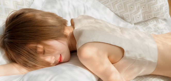 小夫妻之间 在厨房里的欢愉 少爷在书房的桌子上