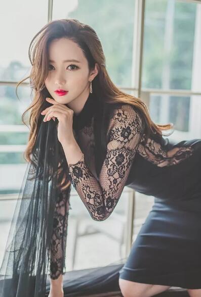 女人娇糯喘息的低吟 空气里奢靡的汗液 扣着她的腰凶猛的撞入