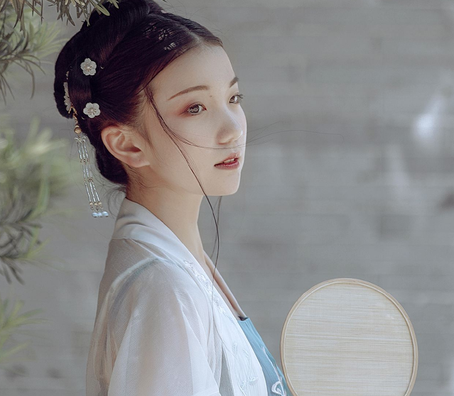 男朋友把我腿打开了 让我穿着呜呜呜珍珠内裤出门