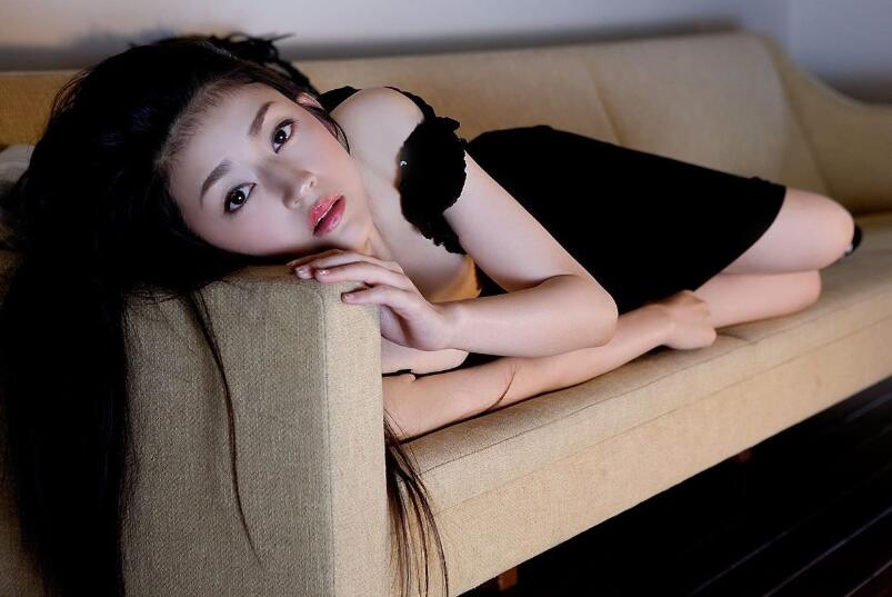 宝贝你要吗快点太大了 阿亮的手放在她的双腿间 不断地弄着她