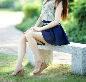 宝贝请乖乖张开腿 坐在木马的木棒上