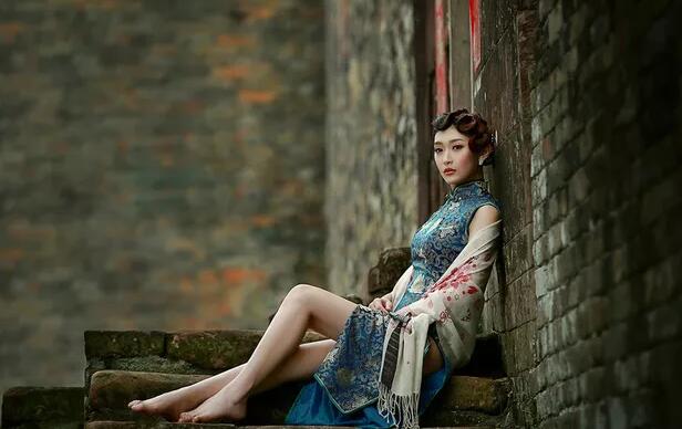 衣衫缓缓滑落在腰间 露出了白皙的肌肤 乖宝贝把这个放进去