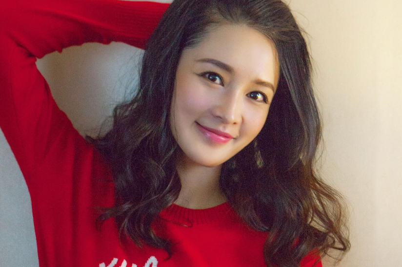 猥琐老校医占20岁女大学生的便宜 学生们都是自愿的