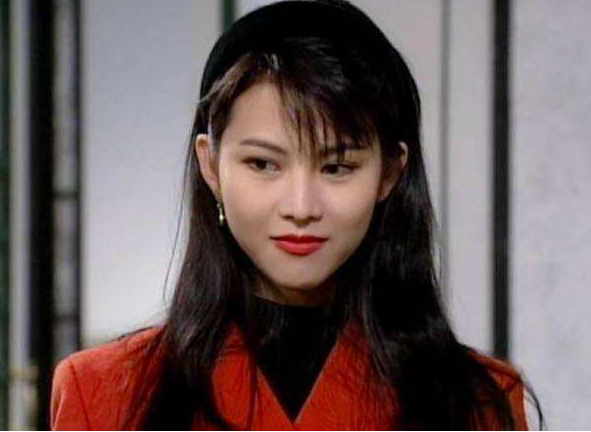 蔡少芬46岁生日宣布封肚 挺孕肚向老公张晋送吻