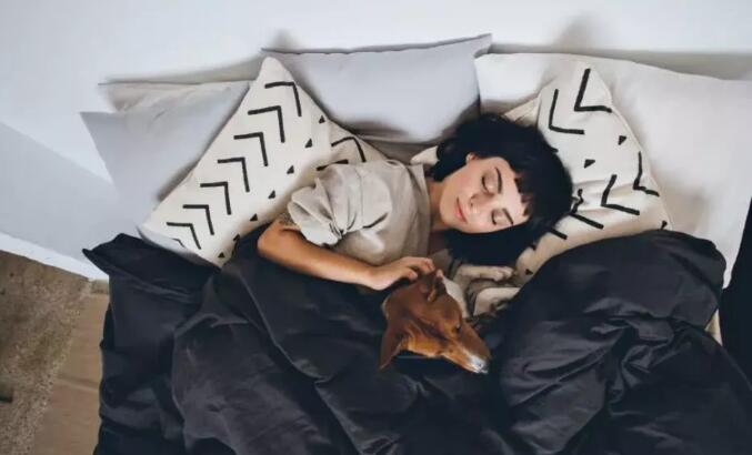 当代恶臭年轻人失眠睡不着的原因 健康专家揭露人们对睡眠认知的十大误区