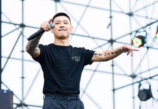 抖音上最火的歌野狼disco 是谁唱的版本啊