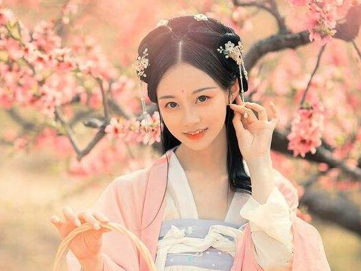 李玲此时把腿张开了一些 老曾迫不急的的挺了过去……