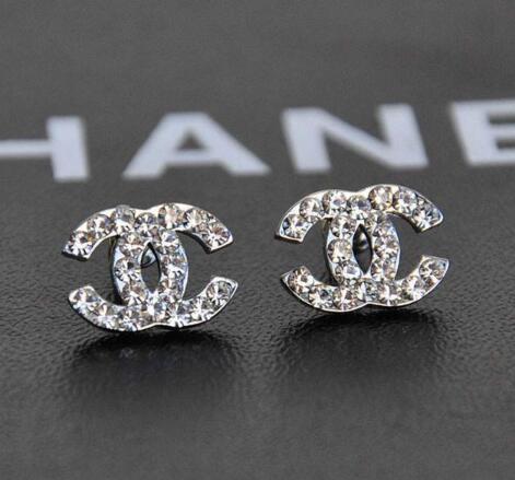 五款最潮流的耳钉 每一款都值得入手 绝对是经典中的经典