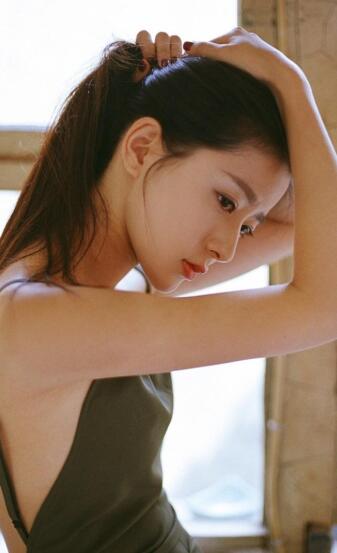 她将自己的双腿分开 两性故事吃奶添下面