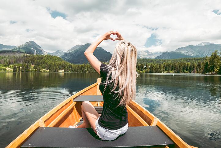 跨下新婚美妇 趁她老公不注意挺进入了她