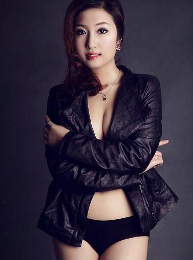 在图书馆男朋友想要我 同桌手还在我的裤子里