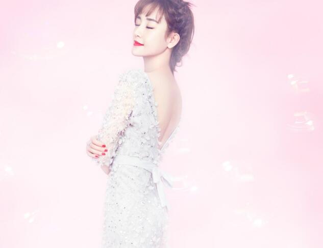 新婚夜抱着陌生男人在床上翻滚 而我在旁边...