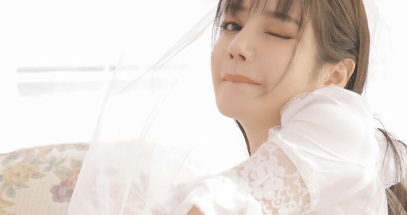 新婚夜老公将我压上沙发 激情一夜疯狂