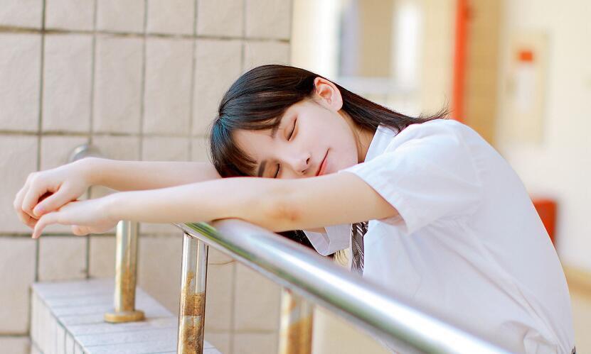 他手指来回在花缝里 撑裂湿润狭窄的花瓣口