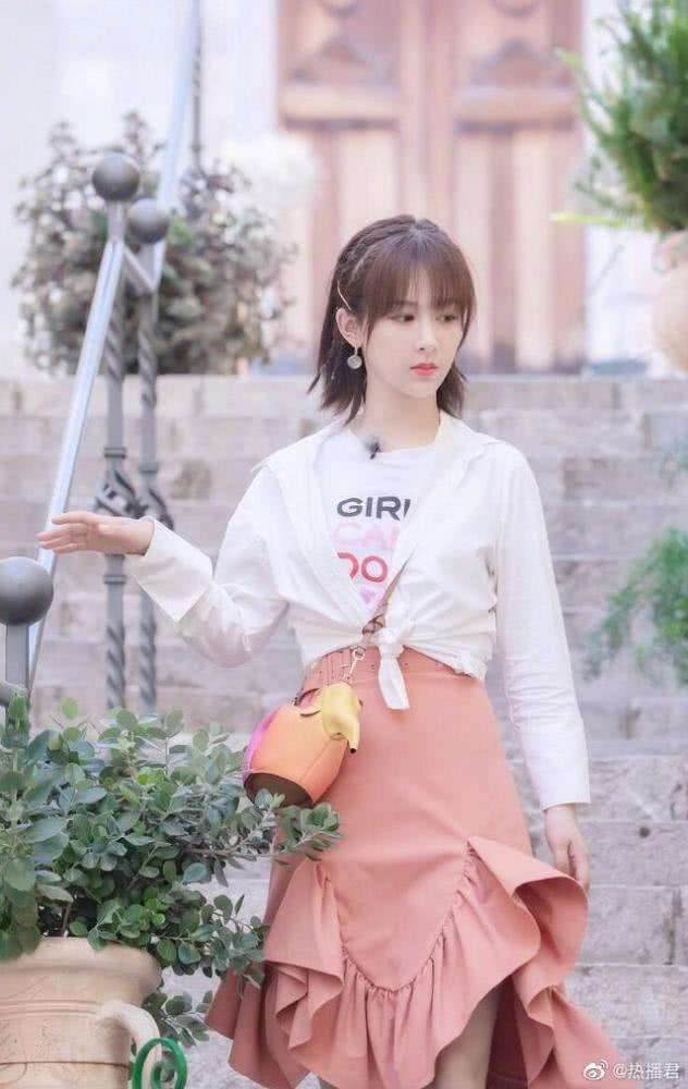 杨紫带火一款 枫叶裙 超显腿白