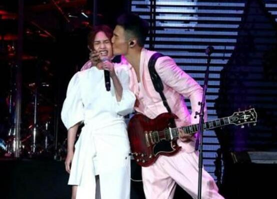 李荣浩杨丞琳最新相关信息 李荣浩偷亲杨丞琳