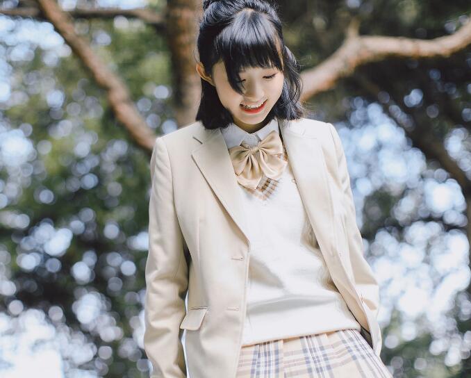 总裁的巨大在花唇上滑动然后挤进入 啊 好舒服啊