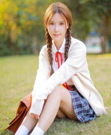 总裁抱在她在楼梯上做 一次比一次深入花穴