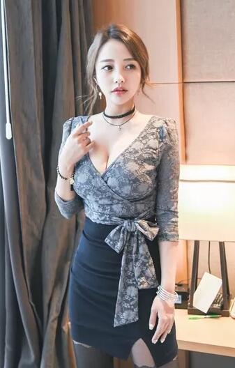 边吃上面的摸下面 只看见一对男女 正在做着很幸福的事情