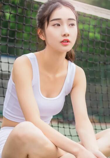 宝贝再快一点别停 吸吮着女友高耸的部位 女友兴奋地扭动起了腰肢