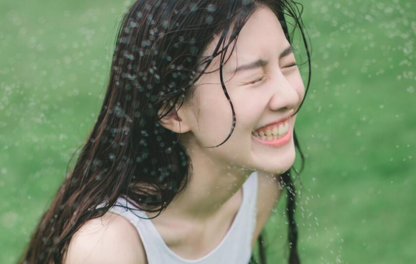 赵淮山低着头正卖力吸吮着女友两个圆鼓鼓的柔软 好舒服好粗好硬