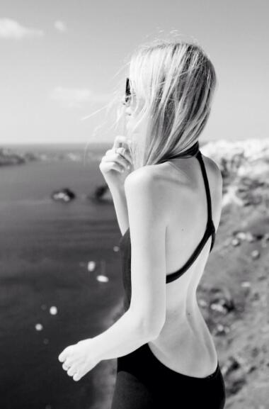 带着倒刺的肉根 不断的冲撞 女友登时嗯嗯哼哼地呻吟起来