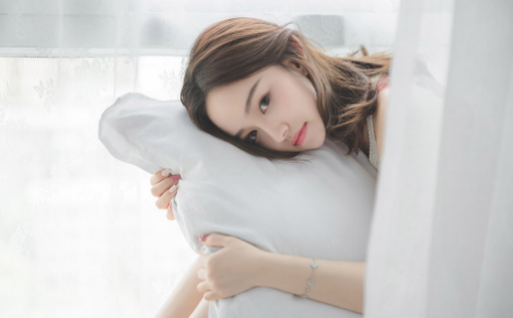 好紧好爽再浪一点 他搂着她的腰不断的冲刺