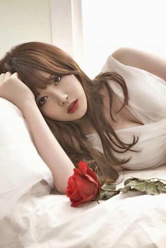 穿着裙子在野战  她死死的咬着嘴唇，身体都跟着颤抖起来