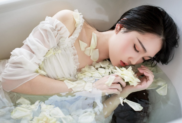 宝贝我们站着做一次   撑裂湿润狭窄的花瓣口