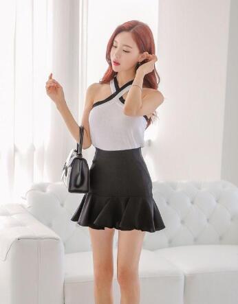 宝贝把它掏出来憋不住了 立刻把脸扭到了一边，羞臊的不再看我