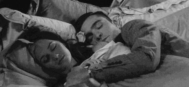 我这么用力 为什么她还是不发声？很可能她已经高潮了 在偷偷享受