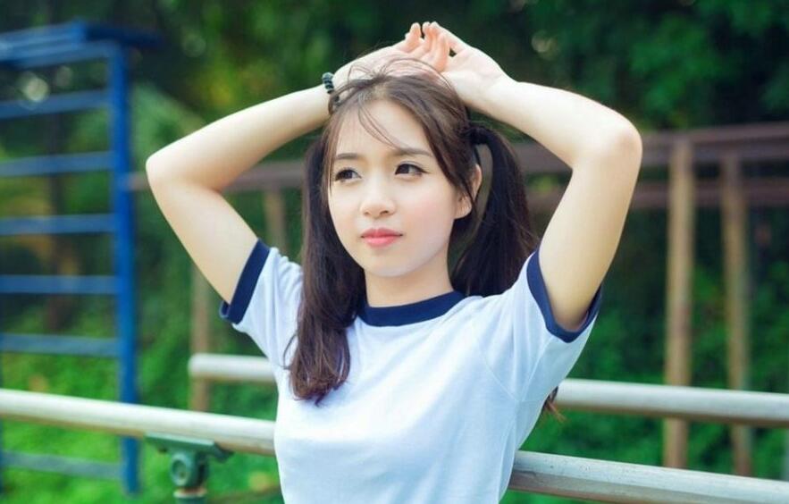 想挺进腿心间的热铁狂野进出着 抵在墙上走一步顶得更深了