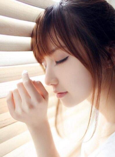 陆远因为一场空难与五个妹子流落荒岛 女人们为了生存...