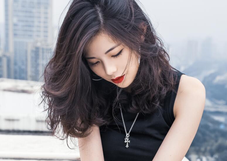 随着摩托的颠簸我进入了她 乖宝贝把这个放进去