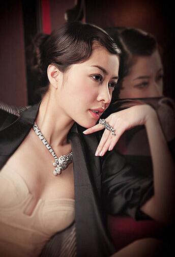 迫不及待地伸出了中指，进入了我女友的两腿之间 宝贝浪一点水真多