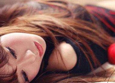 寡妇下面太紧了夹死我了，宝贝真乖 水这么多还说不要