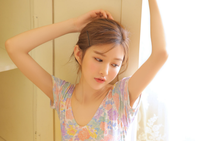 把奶尖儿送到嘴边帮我吸  拉扯布料摩擦花缝流水