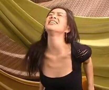 打开双腿让老男人玩|慢慢张开双腿，将臀部翘起