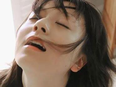 用手握住，上下摇动 男朋友喜欢让我在桌子上帮他