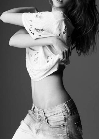 缓缓转过身去，将翘臀高高抬起 两根硕大挺进她的身体