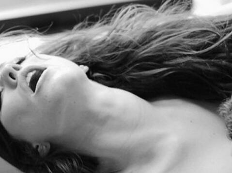 我和熟妇邻居的性事(1)_带着倒刺的肉根 不断的冲撞